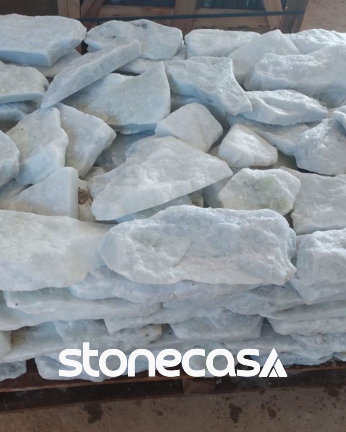 Pedra Moledo Branco Neve – Stone Casa | Revestimento Natural Eco-friendly Pedra Moledo Branco Neve natural com face serrada aplicada em fachada de alto padrão